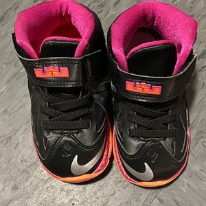 Tennis shoes